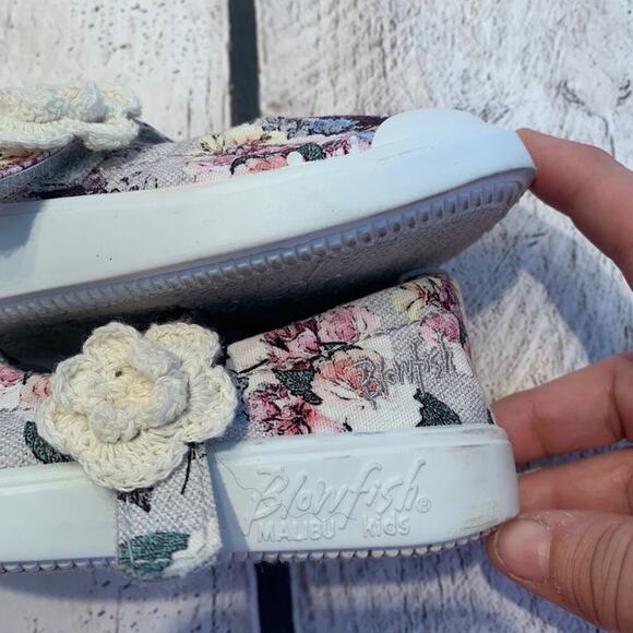 BLOWFISH MALIBU KIDS Girls Floral Mary Jane Sneakers / Size: 8 - Picture 6 of 11